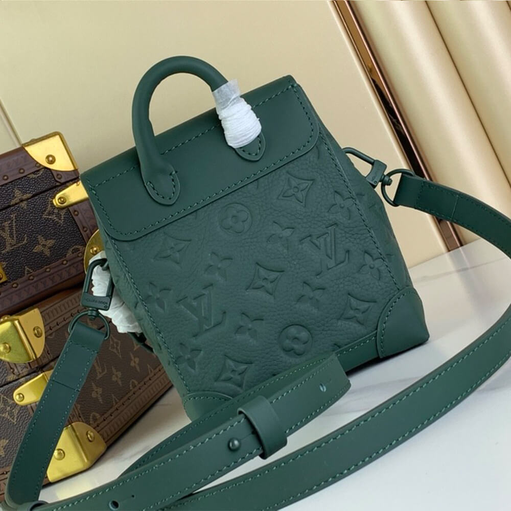 G*u*i small tote bag with hook closure