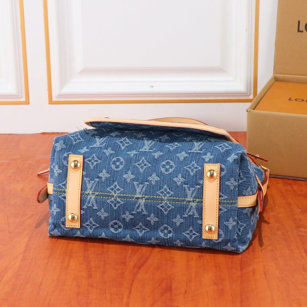 PRADA Leather mini bag(HIGH-END GRADE)
