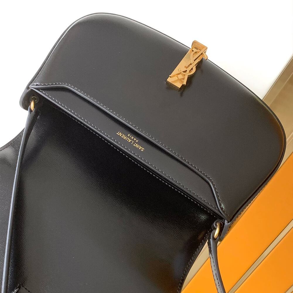 G*u*i small tote bag with hook closure