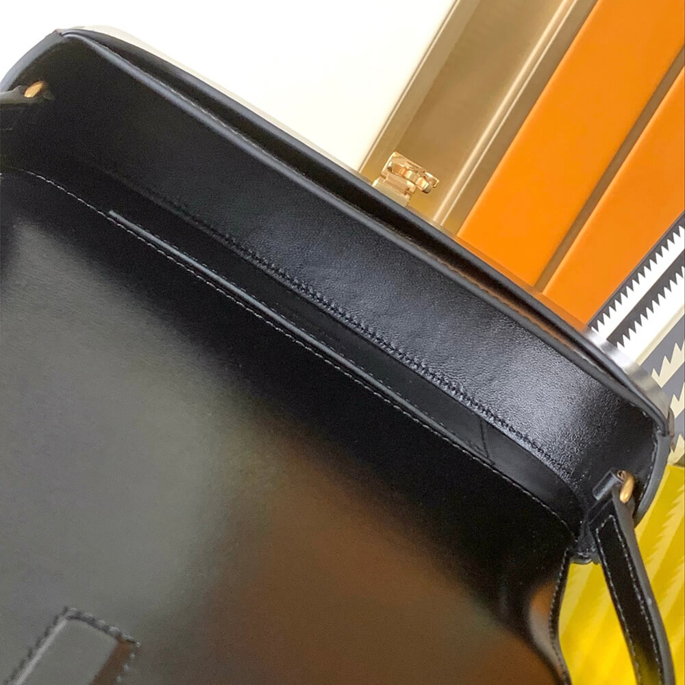 G*u*i small tote bag with hook closure